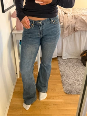 Blå bootcut jeans från weekday - Flared jeans från weekday. Sönder på 2 hällor. Stl. 27/32.