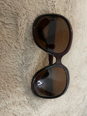 Stora bruna solglasögon - Säljer ett par stora solglasögon med bruna bågar och bruna glas. De har en klassisk oversized form som ger en cool retrovibe. Perfekta för soliga dagar och för dig som vill sticka ut lite extra.