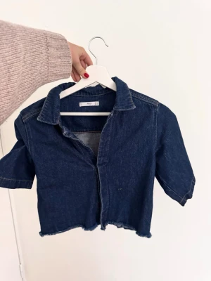 Mörkblå croppad jeanstopp - Säljer denna snygga mörkblå croppade jeanstopp. Super cool och väldigt användbar!!❤️❤️