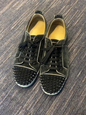 Louboutin  - Sjukt snygga loubs i okej skick. Alla nitar på plats, inget og ingår.
