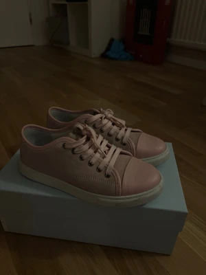 Rosa Lanvin Skor  - Jag säljer mina nästan helt oanvända Lanvins i rosa! Jag säljer dom för att dom inte passar mig längre och inte min stil. Köpte från Care Of Carls, finns köpbevis om man vill se! Dom blir tvättade innan jag skickar dom. Hör av er om ni har några funderingar 💕Stl 36! Alla tillbehöver medföljer