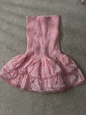 Rosa klänning - Jätte fin rosa klänning från design by Amor💗 storlek S och jag tycker den sitter väldigt bra! Jag är ca 173 cm lång. Nypris 699kr!! Kommer inte gå lägre än 400kr💗