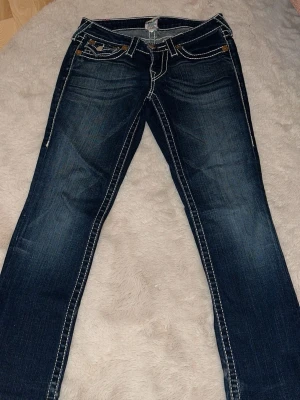 True religion jeans  - Säljer ett par jättesnygga bootcut true religion jeans, priset går att diskutera! Ytterbenslängd-94 cm| Innerbenslängd- 72 cm| Midjemått- 38cm