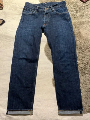 Edwin selvedge jeans 865B - Mycket bra skick (nästan oanvända och kommer fadea sig riktigt snyggt) mått: längd 106, midja 40 och bredd vid anklarna 21 (cm). 