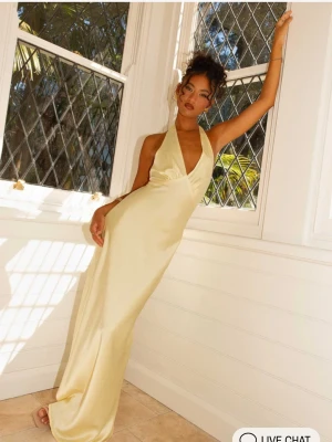 Gul balklänning - Så snygg populär valklänning från peppermayo. Material i satin med knytband i nacke och rygg. Går till marken på mig som är 160💛