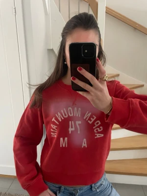 Röd sweatshirt med tryck  - Cool röd sweatshirt med tryck både fram och baktill. Stentvättat stuk. Ny med prislapp