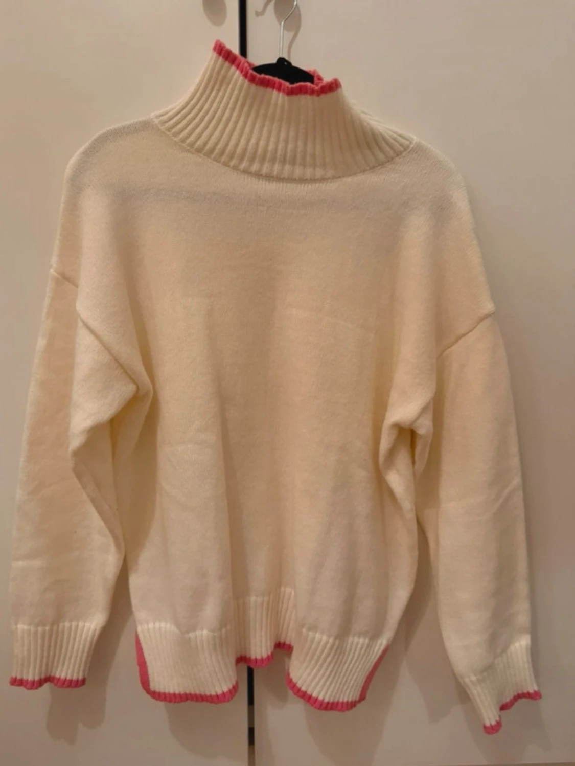 Vit stickad polotröja med rosa kant