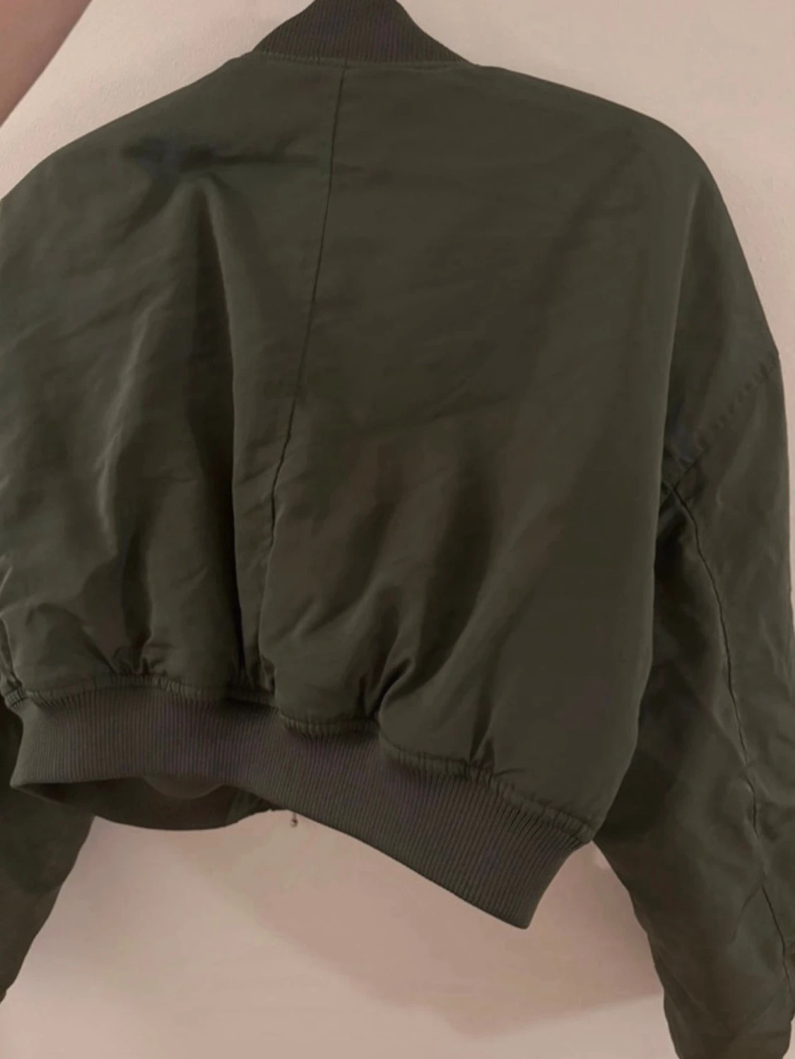 Olivgrön cropped bomberjacka - 2