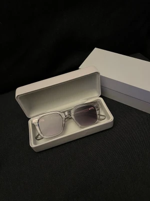 CHIMI Solglasögon 04 - Solglasögon från CHIMI. Helt i nytt skick, inga repor. Köpta i somras på Åhléns city i Stockholms stad. Alla accessoarer medkommer. 