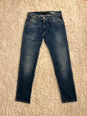 Replay anbass  - Säljer dessa sjukt feta replay anbass. Jättefint skick, storlek 31/30. Hör av er vid eventuella frågor eller funderingar! 