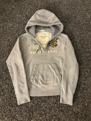 Abercrombie & Fitch hoodie - eftertraktad  - Säljer nu en utav dem mest eftertraktade tröjorna på marknaden! Skynda dig innan denna blir såld. Denna produceras ej längre därav väldigt sällsynt. Obs kan även gå ner lite i pris vid snabb affär!