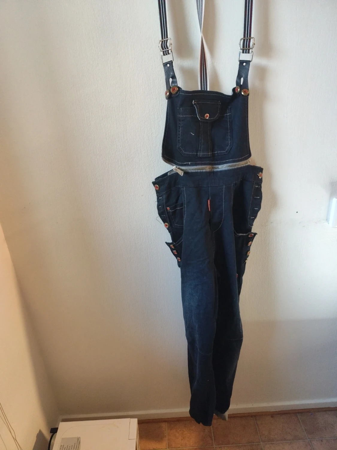 Mörkblå denim hängseljeans stl 42
