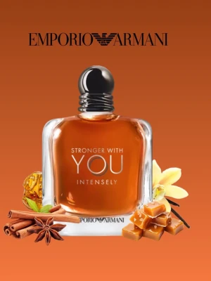Emporio Armani Stronger With You parfym sample - Dm mig om du vill köpa Emporio Armani Stronger With You Intensely är en elegant parfym i en stilren, fyrkantig glasflaska med rund svart kork. Doften har inslag av kanel, vanilj, karamell och kryddor, vilket ger en varm och intensiv känsla. Perfekt för dig som gillar djupa och sensuella dofter.