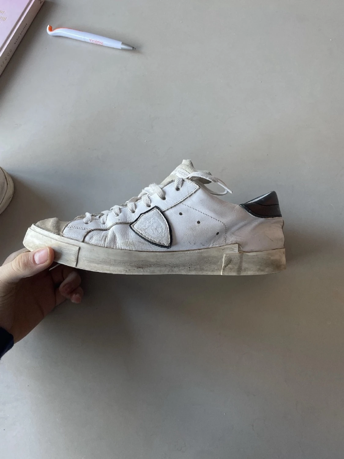 Vita låga sneakers från Philippe Model