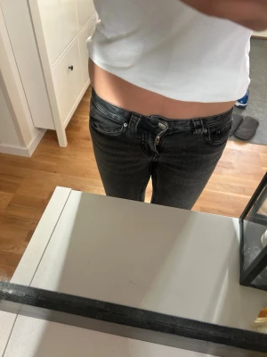 Svarta bootcut jeans  - Säljer ett par svarta bootcut jeans från Gina tricot  med låg midja. Perfekta till alla dina outfits!