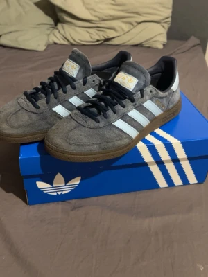 Addidas skor - Riktigt fina använda 2gånger ser skitiga ut på bild men är helt stilrena irl går o fixa bättre bild om nån vill. 