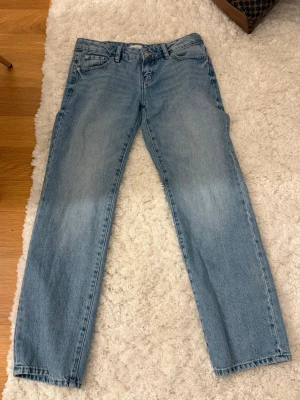 Scandi low waist jeans 36 petite - Säljer ett par ljusblå jeans från Giba tricot med raka ben och klassisk femficksmodell. Jeansen har snygga kontrastsömmar på bakfickorna och är tillverkade i mjuk denim. Perfekta för en avslappnad och trendig look.
