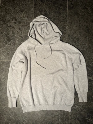Hoodie i Merinoull - Tja! Säljer en fet grå merinoull hoodie. Storleken är S, den är även i nyskick. Tveka inte att höra av dig vid eventuella funderingar!🙌
