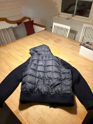 Mörkblå pufferjacka med stickade ärmar - Buda sen får vi se om jag accepterar 