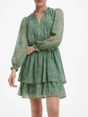 Grön volangklänning - Super fin grön klänning från reserved. Perfekt för alla fester, middagar och tillställningar i sommar. Luftig material och lyxig känsla. Köpt på reserved i London och använd ett fåtal gånger så inga defekter. Inte see through. 