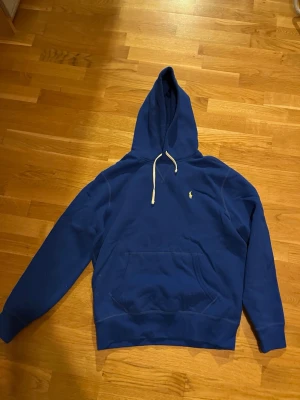 Ralph Lauren Hoodie - Blå Ralph Lauren hoodie i storlek M. Använd en gång och är i perfekt skick, som ny!