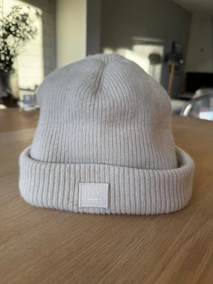  Acne Studios - Klassisk Acne Studios mössa i Creame Beige / Vit 