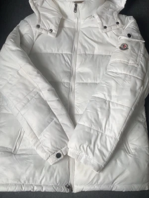 Vit Maya - En vit moncler maya puffer är ganska bra för vintern har knappt använt och den är i jättebra skick så skriv jättegärna om ni behöver mer  info/bilder eller om ni vill diskutera priset!