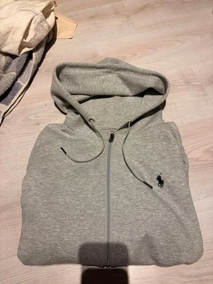 Polo Ralph Lauren zip hoodie  - Polo Ralph Lauren zip hoodie i grå. Storlek M och den är lite oversized på mig är 179 men fungerar bra ändå. Storlek är pga dsvdv. Kom med bud eller frågor.