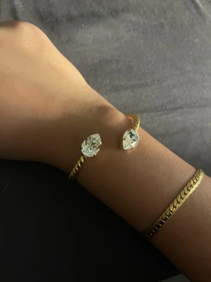 Caroline Svedbom armband - Nyköpt Caroline Svedbom armband i guld med silvriga kristaller. 