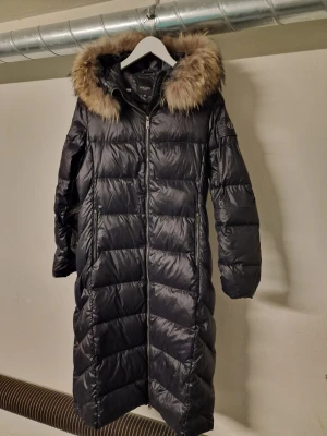 Hollies Cloe dun Dam jacka Nyskick - Hollies Cloe dun storlek 42 svart dam jacka i nyskick ,inga revor,smuts eller liknande fin och fräsch.