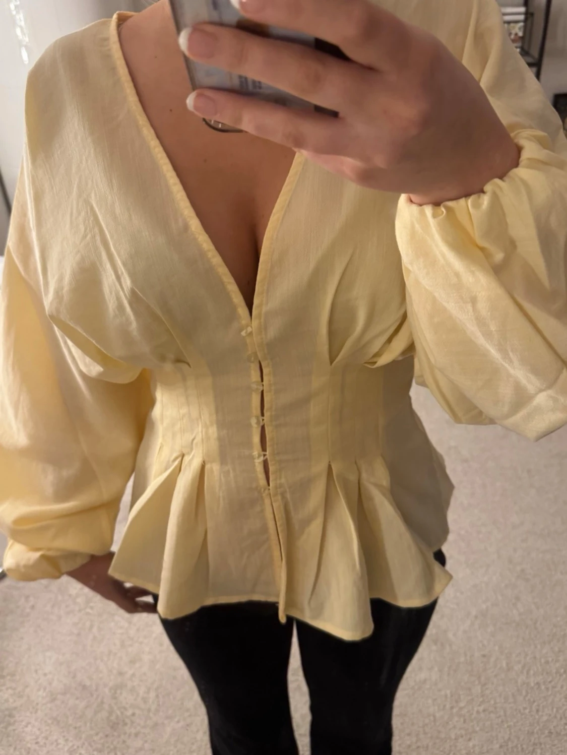 Gul v-ringad blus med puffärmar