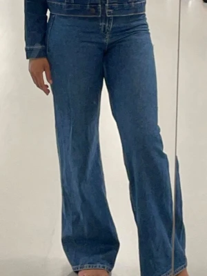 Blå raka jeans med hög midja - Säljer ett par klassiska blå jeans med rak passform och hög midja. 