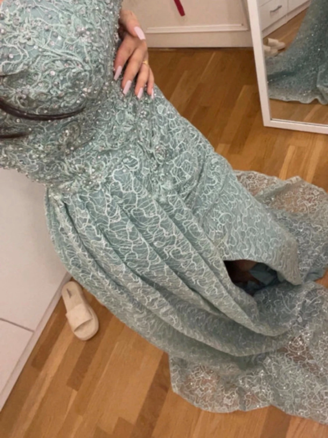 Ljusblå långklänning med spetsdetaljer