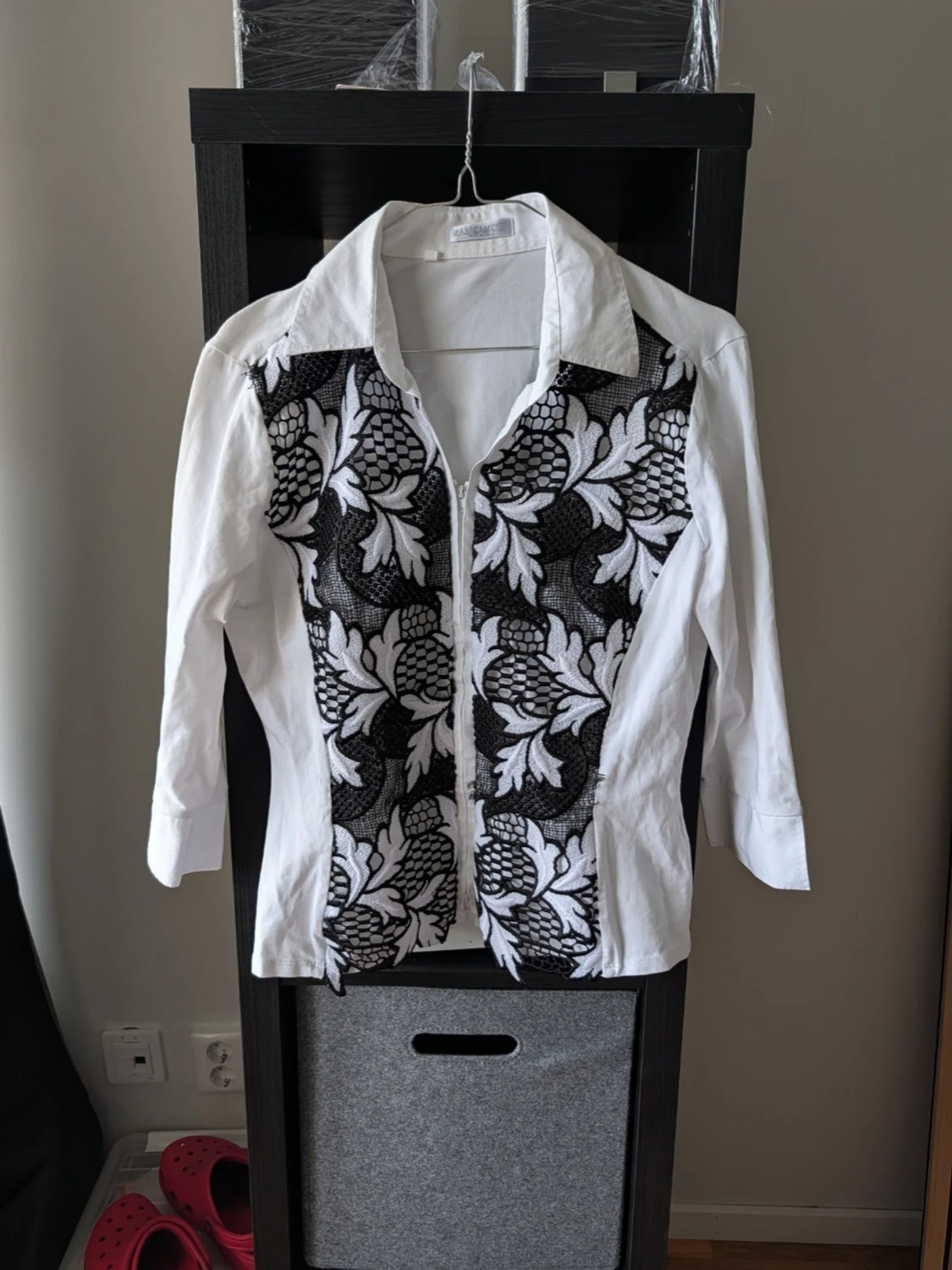 Vit skjorta med svart blommigt mönster