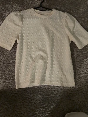 Vit prickig topp från Vila - Prickig topp från Vila i strl S med lite puffiga ärmar🥰🥰🥰använd väldigt få gånger. 