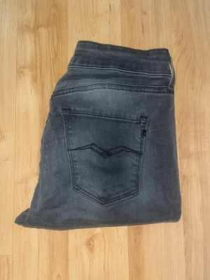 Repaly jeans  - Gråa jeans med fade från Repaly. Midja 35cm, längd 96cm. Obs tyget är har förtunnats fram vid sidan om dragkedjan och baktill vid fickan - se bild. Storlekslapp saknas men jag bedömer till W28 L30 - men utgå efter mått. JAG SKICKAR EJ FLER BILDER NÄR JAG BÄR JEANSEN! för bättre inblick i passformen rekommenderar jag att googla på modellnamnet. För storleksguide kolla måtten noggrant då jeansen alltid kan vara uppsydda heller krympta och jag ej tar emot returer :) s6,4