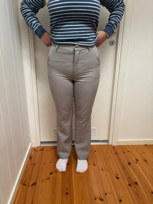 gråa kostymbyxor  - gråa super sköna kostymbyxor, mellan hög midja, lagom långa om man är cirka 160cm 