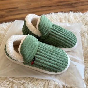 Tofflor happyflops - Säljer ett par oanvända tofflor från happyflops. Köpta för 399. Storlek 42-43 men enligt hemsidan betyder det passform 41-42💚