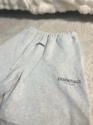 Essentials shorts - Ett par grå Essentials shorts. Bekväma och stilrena. Passar till allt.