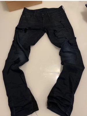 G star jeans  - Jeans med otroligt snygg passform och unik wash samt slitningar. De har en straight slim passform med bootcut längst ner. De sitter som sista bilden på mig