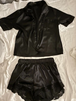 Svart Pjamas set - Supergulligt, shortsen är storlek s,36 och tröjan storlek M,38