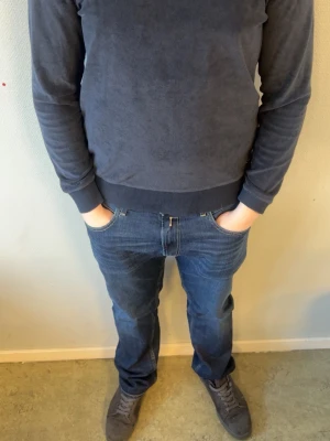 Hugo boss Sweatshirt  - Hugoboss Sweatshirt, Blå med ett fint frotte tyg.