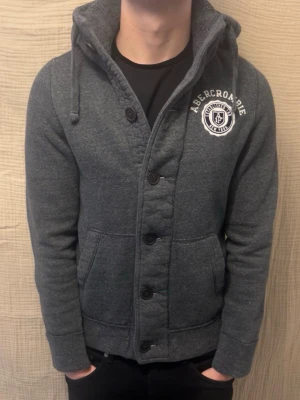 Abercrombie & Fitch cardigan - Säljer nu denna populära modellen av Abercrombie & fitch cardiganen i storlek M, Väldigt fint skick, inga defekter. Om du har frågor så är det bara att skriva🙌