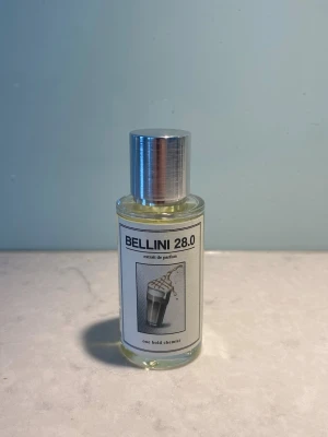 Bellini 28.0 parfym - En stilren parfymflaska från One Bold Chemist med doften Bellini 28.0. Inspiration av Bianco Latte. 