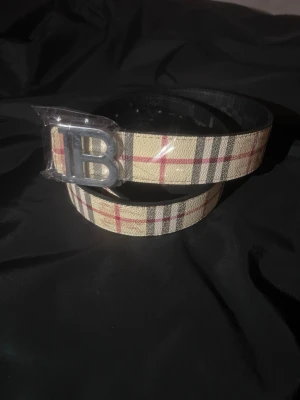 Burberry bälte - Beige Burberry-bälte med silver B i storlek 105cm, ny och oanvänd 🙂