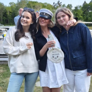 Vit student klänning - Superfin vit kort klänning med volangkant vid axelbanden och lätt rynkad upptill. Super fin till studenten!!! Jag har använt den en gång (studenten) men var väldigt försiktig och har inga defekter därav priset, nypris 400kr och tror inte den finns kvar på hemsidan längre. 🩷passa på att köp nu innan de finaste studentklänningarna tar slut. Säljer en annan vit student klänning på min profil som inte kom till användning med lapp kvar för en lägre summa