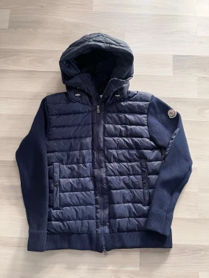 Mörkblå dunjacka från Moncler - Moncler Cardigan| skick 8/10 mycket bra skick storlek: M (passar även S)| nypris 9000kr| hör av dig vid minsta fundering 🤔 