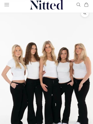 Svarta bootcut mjukisbyxor - Säljer pga köpte i fel storlek och hann inte lämna tillbaka i tid❣️ Ej använda och ligger i förpackning💕De Orginal pris: 500kr