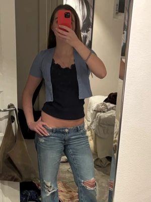 Blå bolero - Så snygg kortärmad bolero från Zara. Perfekt att ha i vardagen men även att klä upp. Sååå snygg till ett enkelt vitt linne!😍