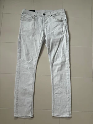Dondup George jeans grå - Galet snygga stentvättade ljusgrå dondup George jeans i w35 (midjemått på 86 cm). Grymt skick perfekta nu till våren!
